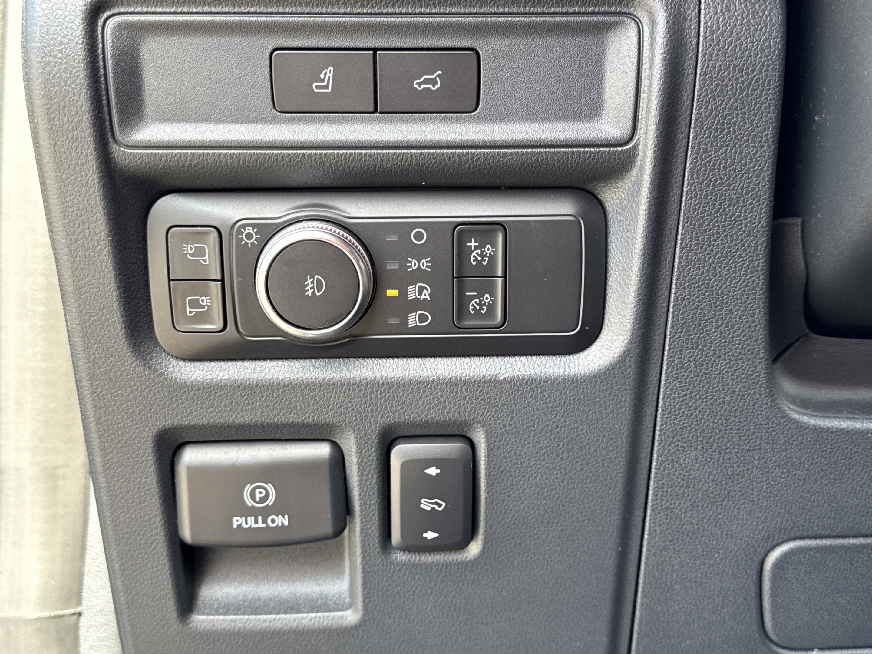 Used 2022 Black Metallic Ford Platinum image 25