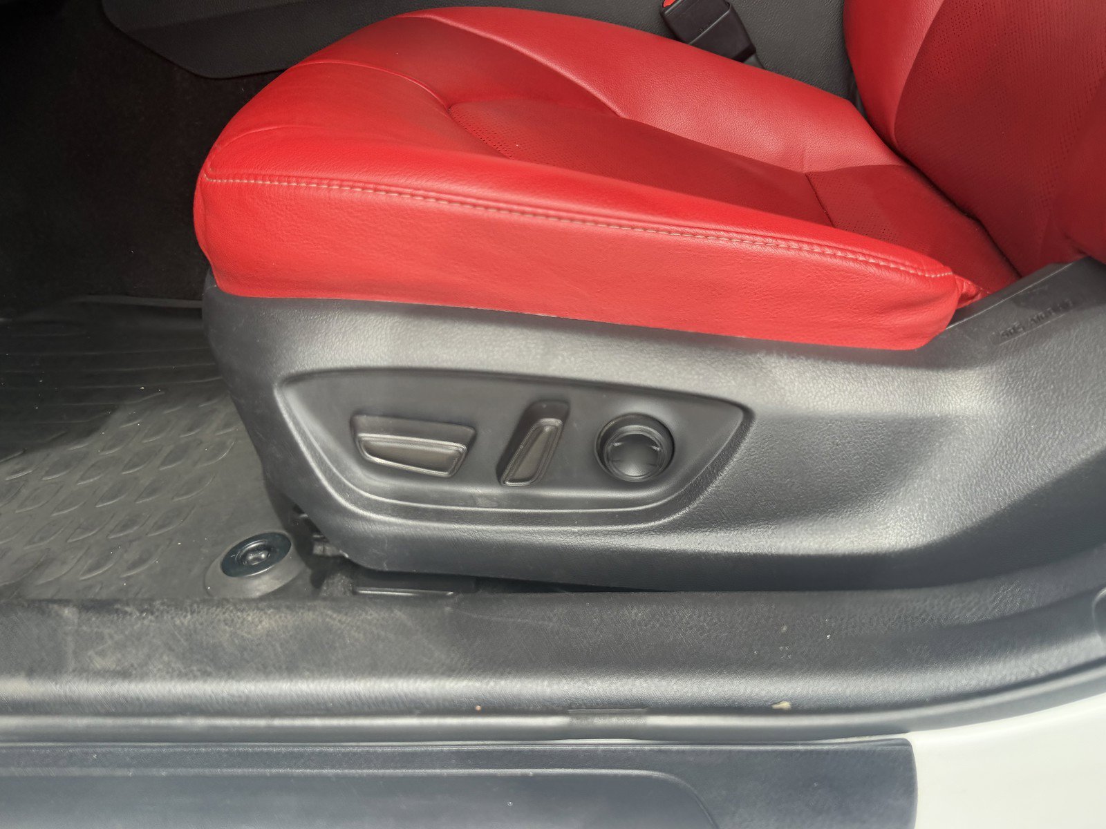 Used 2019 Wind Chill Pearl Toyota XSE V6 image 22