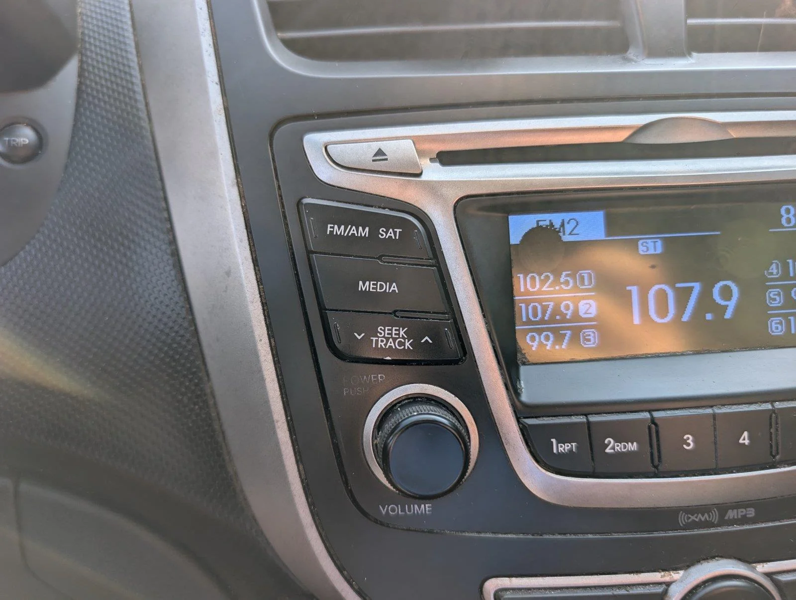 Used 2017 Pacific Blue Pearl Hyundai SE image 16