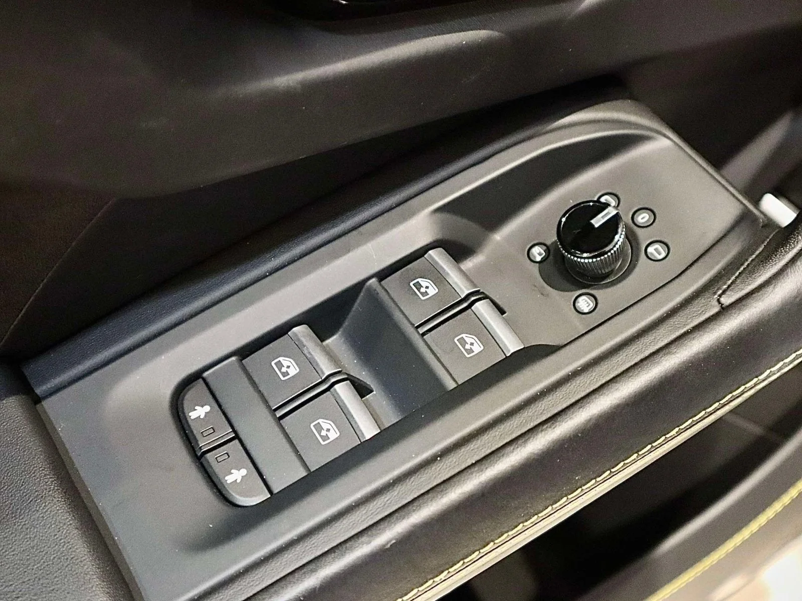Used 2020 Blu Eleos Metallic Lamborghini  image 24
