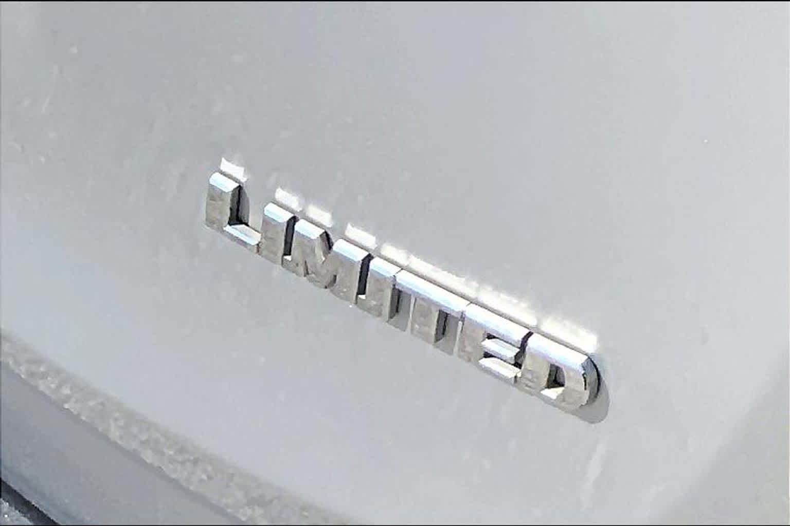 Used 2015 Classic Silver Metallic Toyota Limited image 30