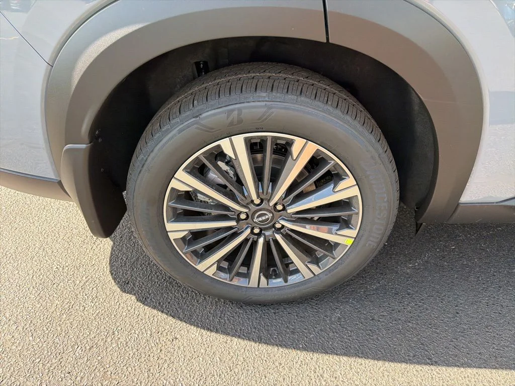 New 2026 Boulder Gray Pearl / Super Black Two-tone Nissan Platinum image 12