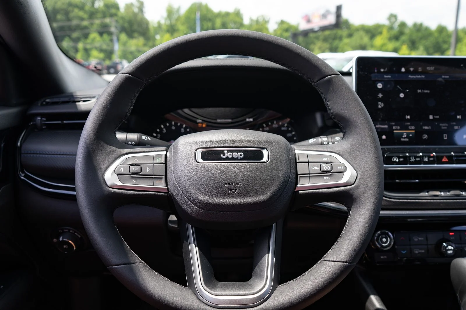 New 2026 Diamond Black Crystal Pearl-Coat Exterior Paint Jeep Latitude image 28