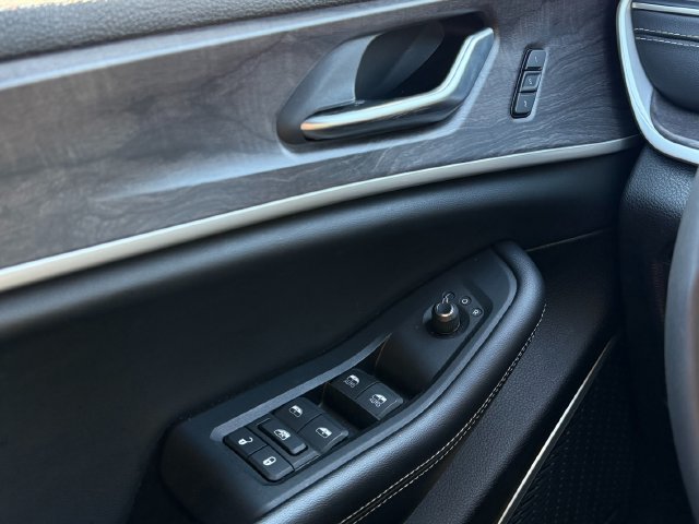 Used 2024  Jeep 4xe image 15
