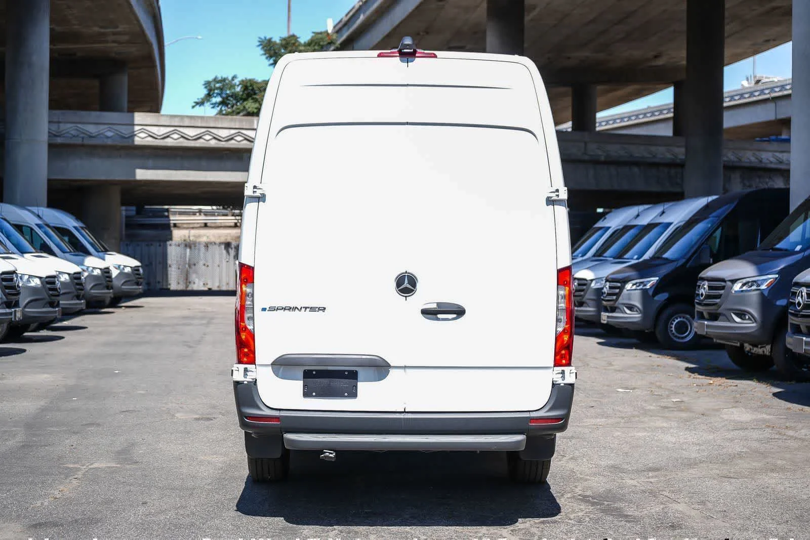 New 2025 Arctic+White Mercedes-Benz Cargo 170WB High Roof 113kW Battery RWD HO Motor image 8