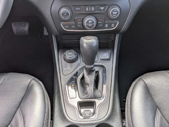 Used 2023 White Jeep Altitude image 18