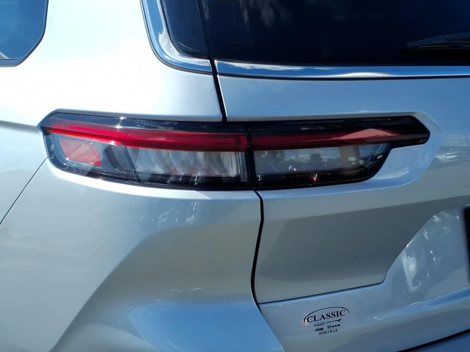 Used 2025 Silver Zynith Jeep Laredo X image 17