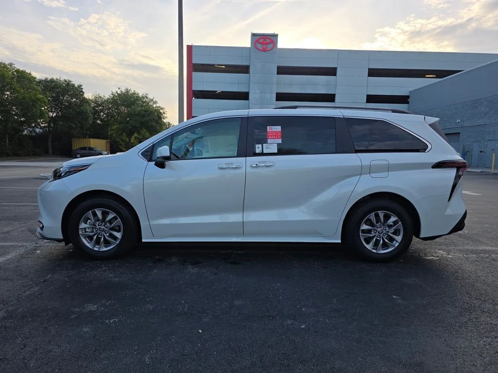 New 2026 Wind Chill Pearl <sup>1</sup> Toyota  XLE image 8