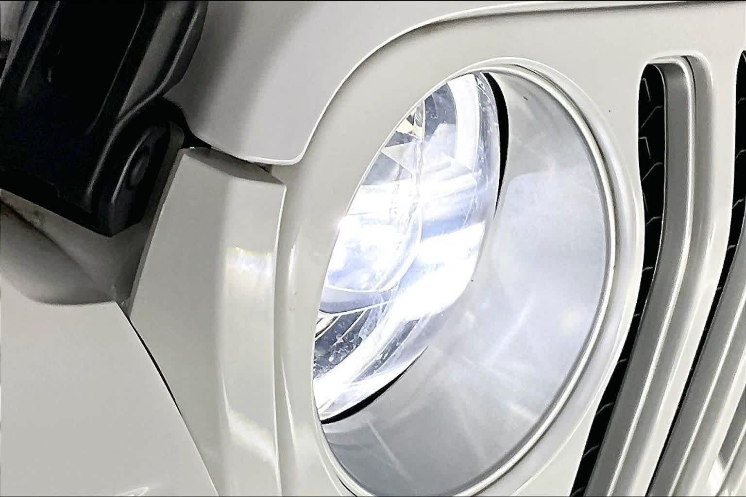 Used 2022 Bright White Clearcoat Jeep Unlimited Sahara image 26