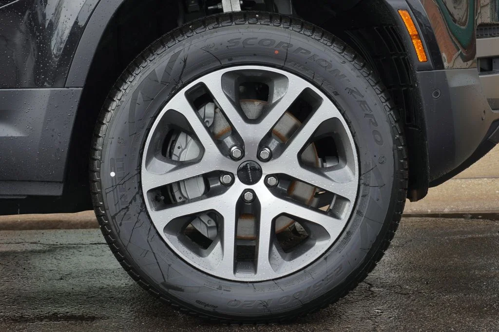 New 2026 Santorini Black Land Rover S image 9
