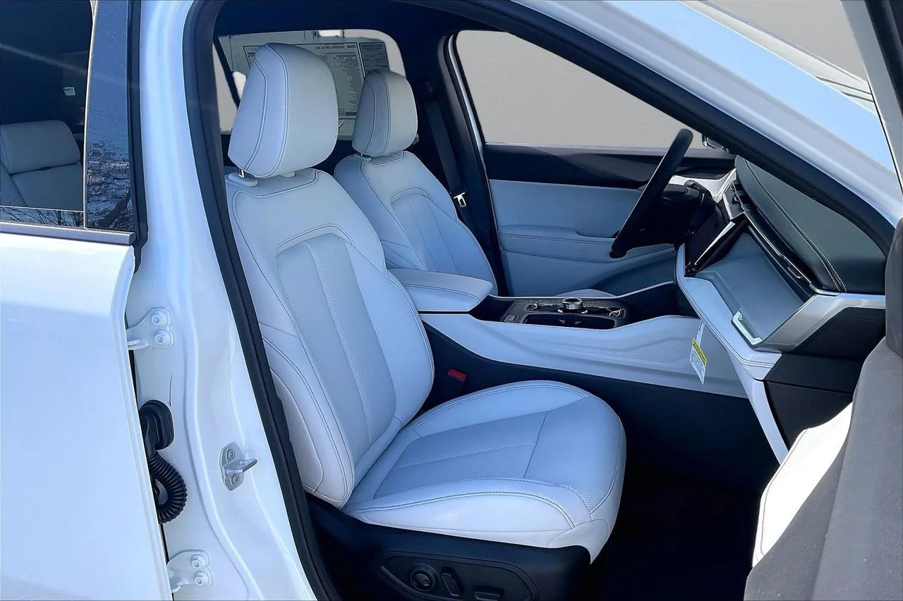 New 2026 Bright White Clear-Coat Exterior Paint Jeep Limited image 20