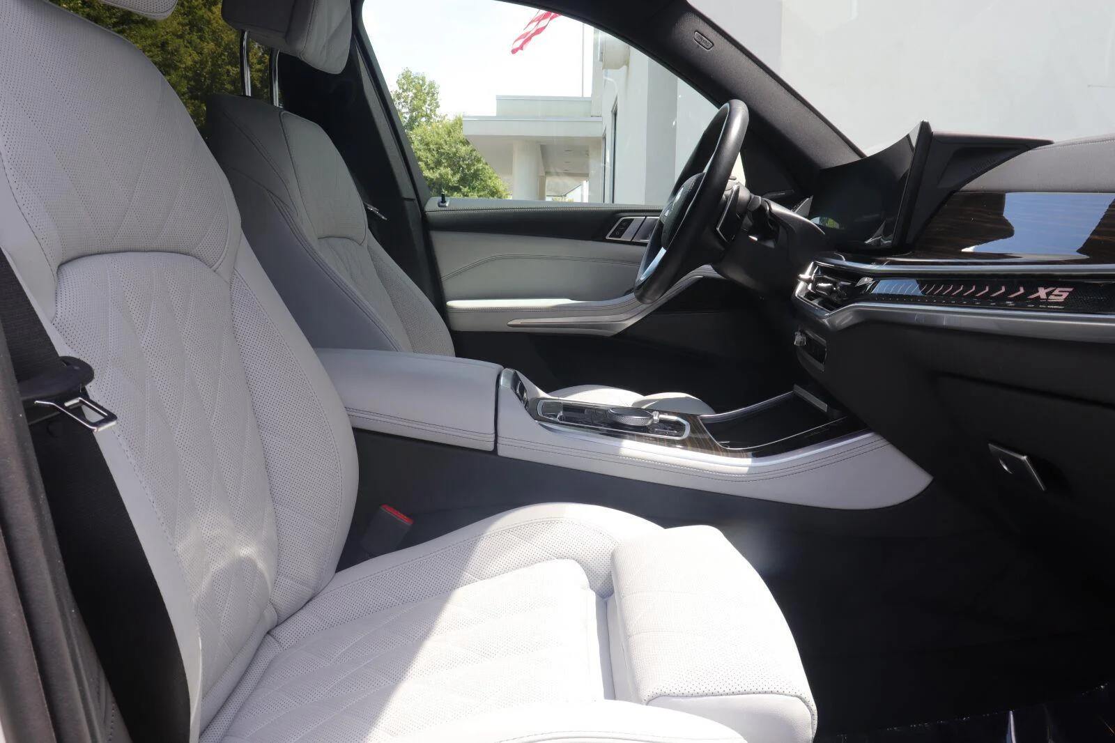 Used 2024 Alpine White BMW xDrive50e image 21