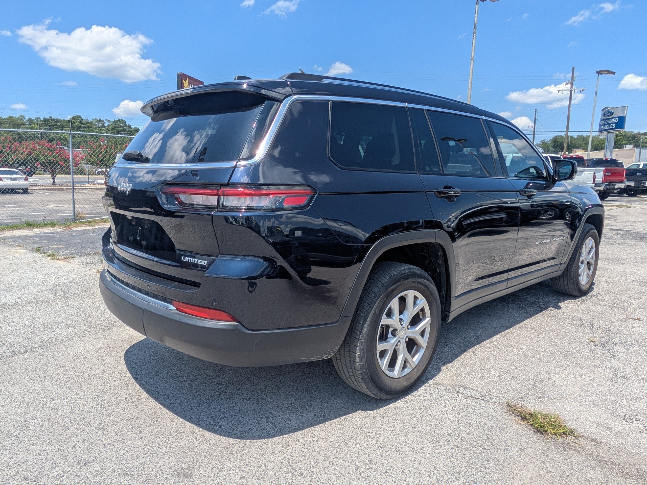 Used 2023 Midnight Sky Jeep Limited image 4