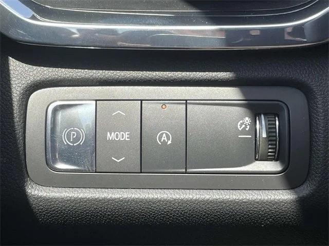 New 2025 Summit White GMC Elevation image 33