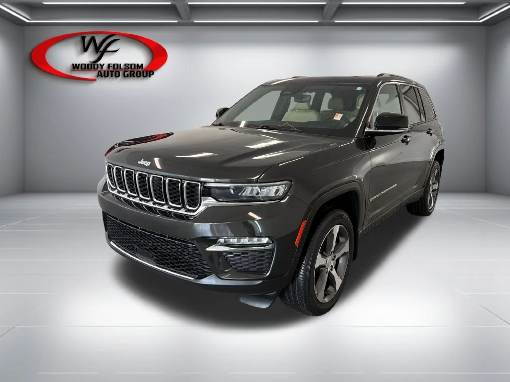 Used 2024  Jeep Limited image 3