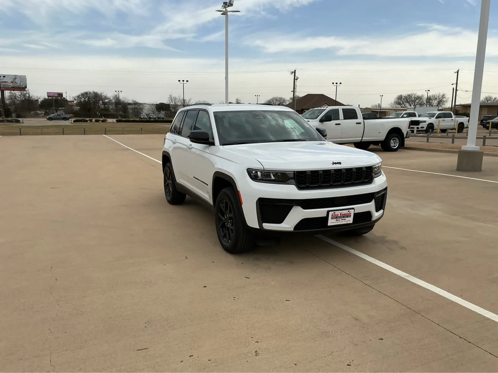 New 2026 Bright White Clear-Coat Exterior Paint Jeep Laredo Altitude image 4