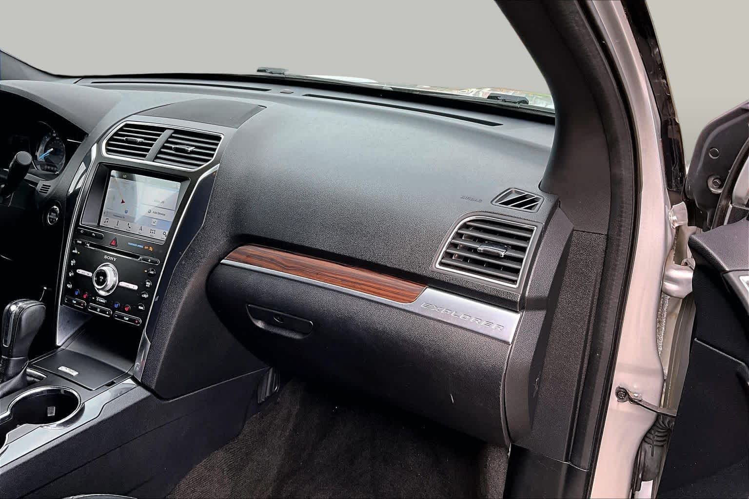 Used 2018 Ingot Silver Metallic Ford Limited image 19