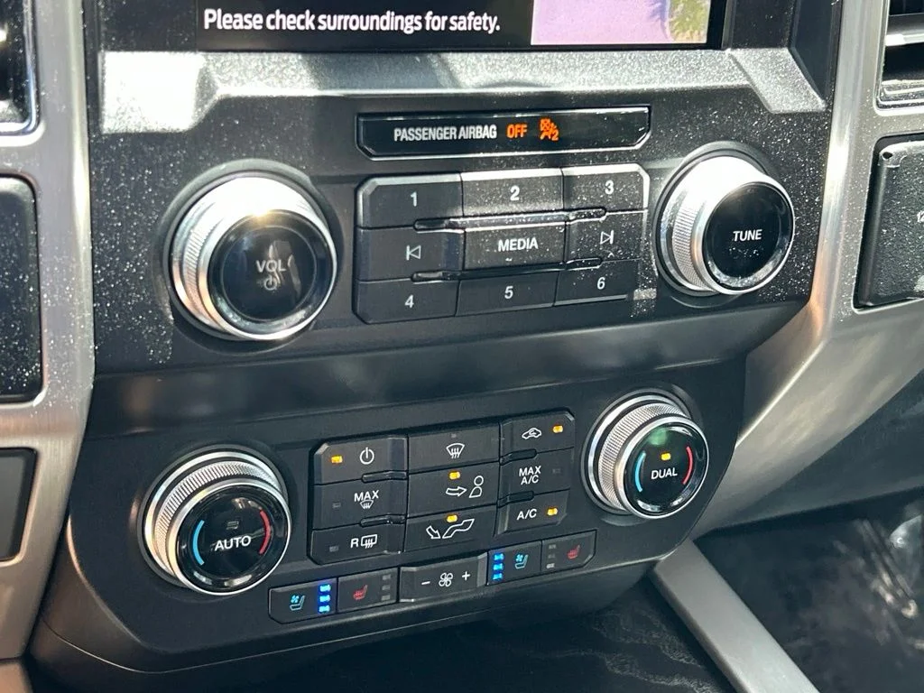 Used 2019 Black Metallic Ford Platinum image 37