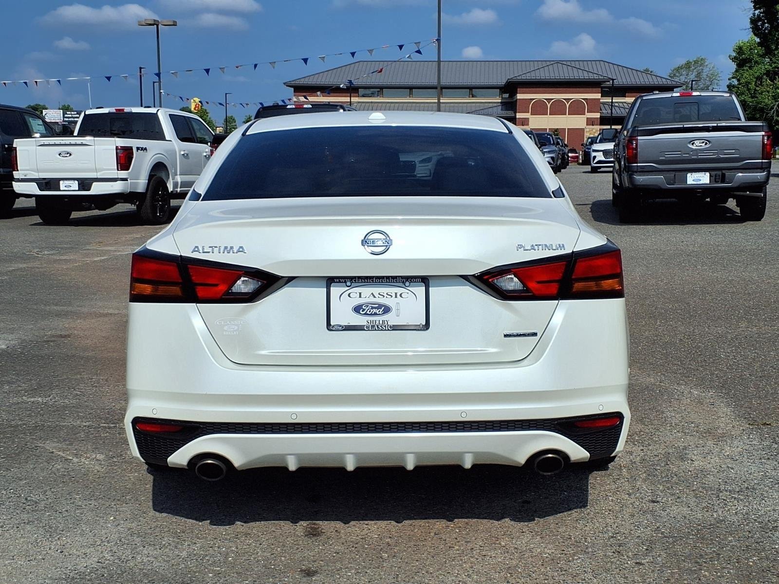 Used 2020 Pearl White Tricoat Nissan 2.0 Platinum image 11