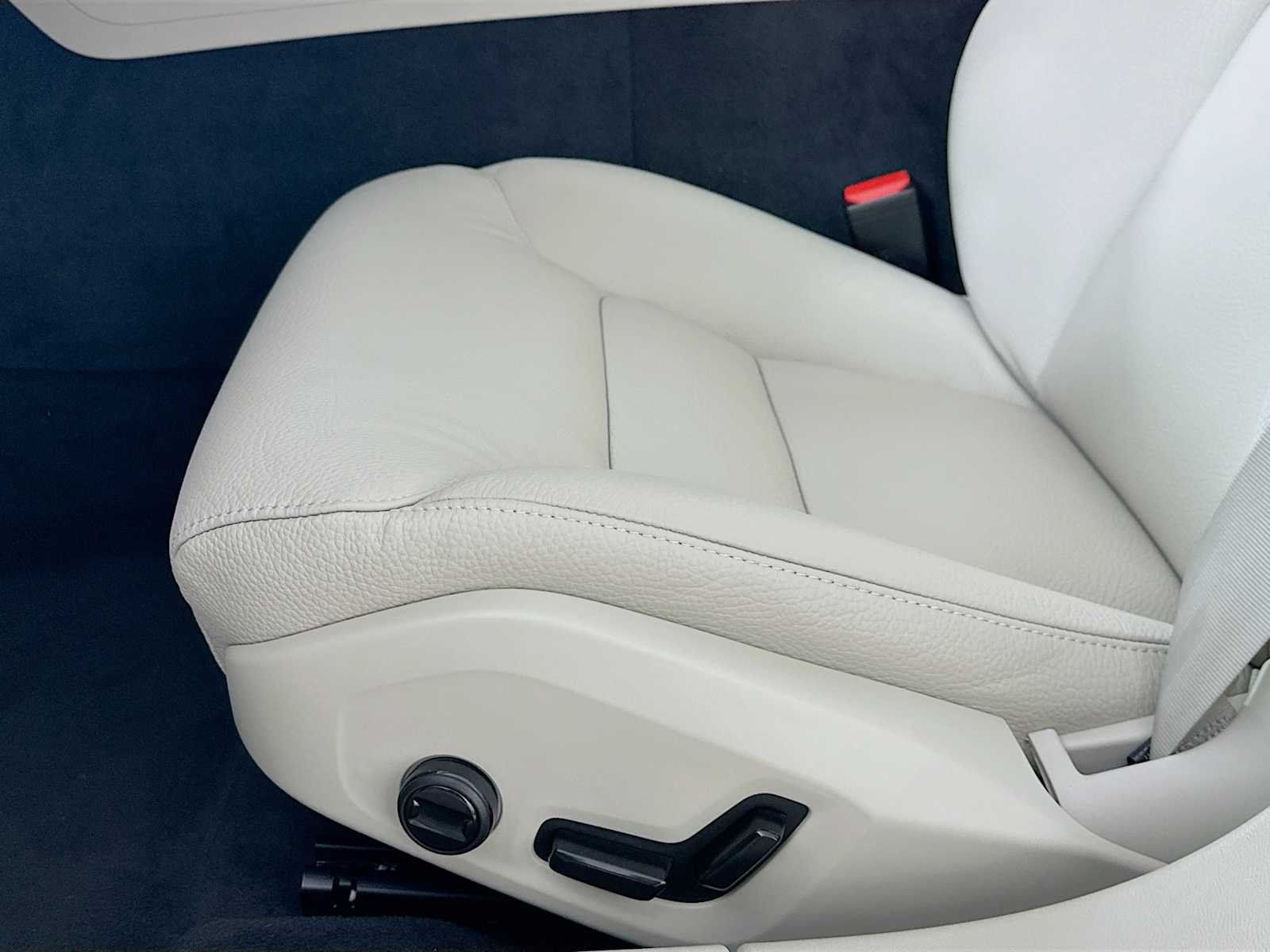 New 2026 Crystal White Volvo Plus image 18