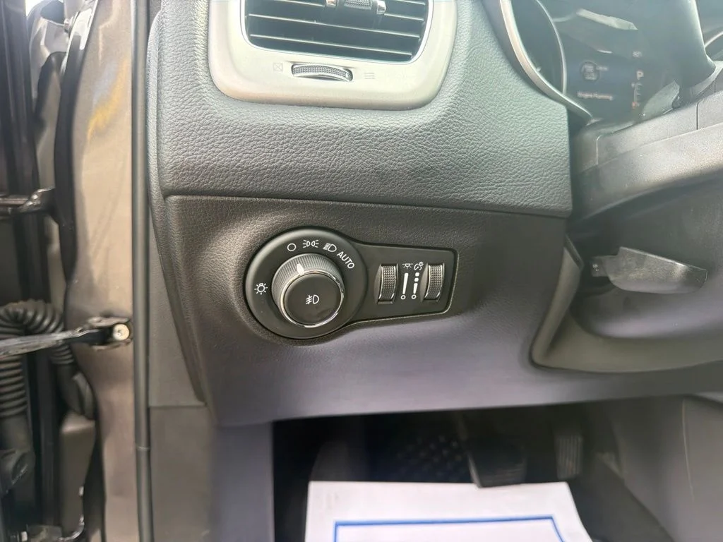 Certified Used 2021 Granite Crystal Clearcoat Metallic Jeep Latitude image 27