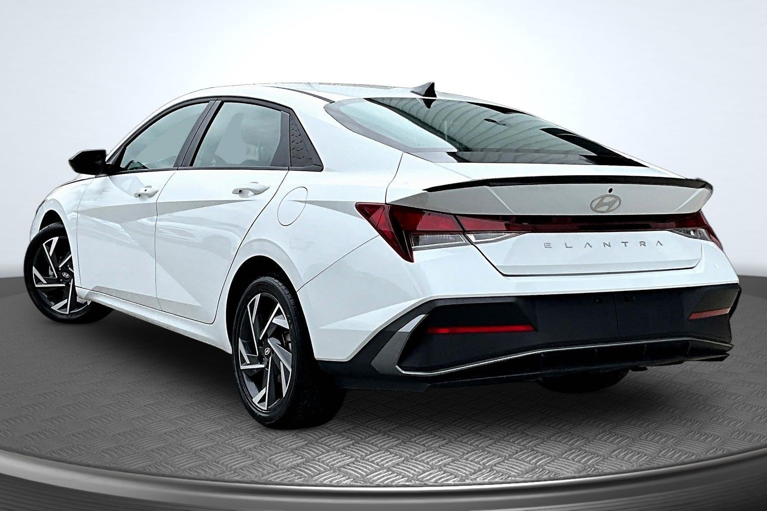 Used 2025 White Hyundai SEL Sport image 3