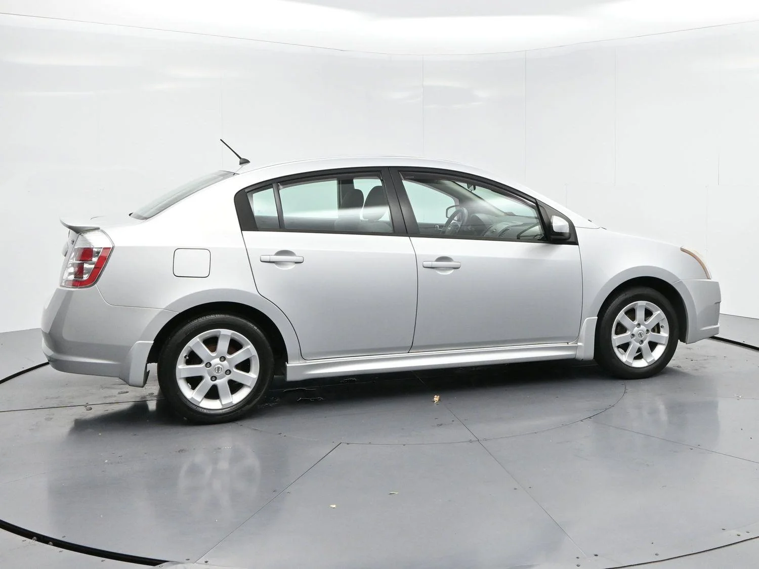 Used 2010 Brilliant Silver Metallic Nissan 2.0 SR image 8