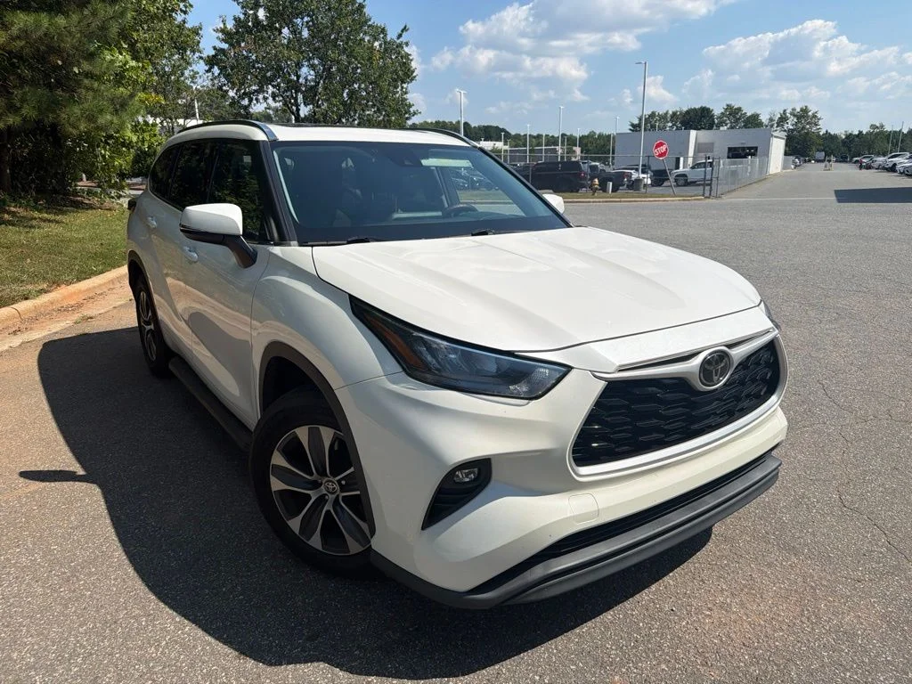 Used 2020 White Toyota XLE image 10