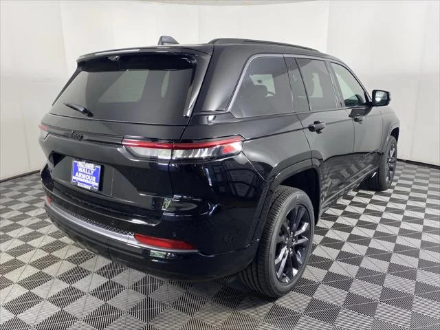 New 2026 Diamond Black Crystal Pearl-Coat Exterior Paint Jeep Limited image 8