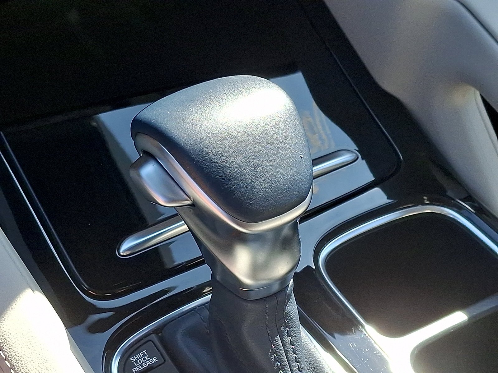 Used 2024 Glacial White Pearl Kia EX image 14