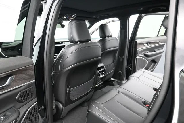 New 2026 Diamond Black Crystal Pearlcoat Jeep Limited image 14