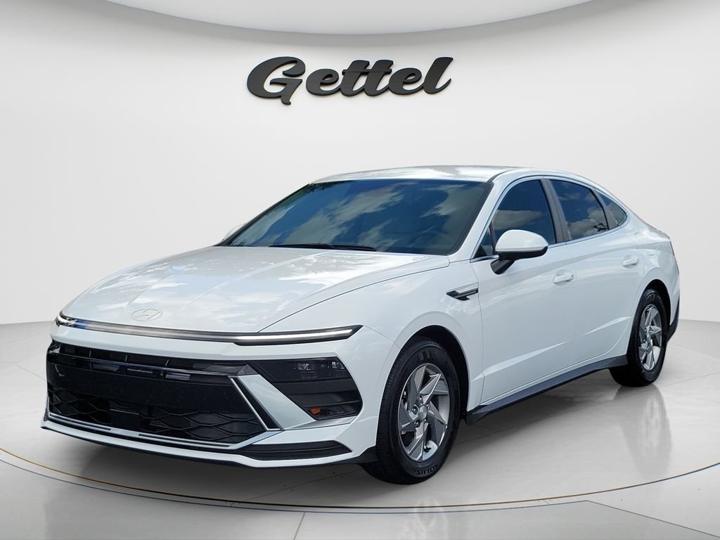Certified Used 2025 White Hyundai SE image 1