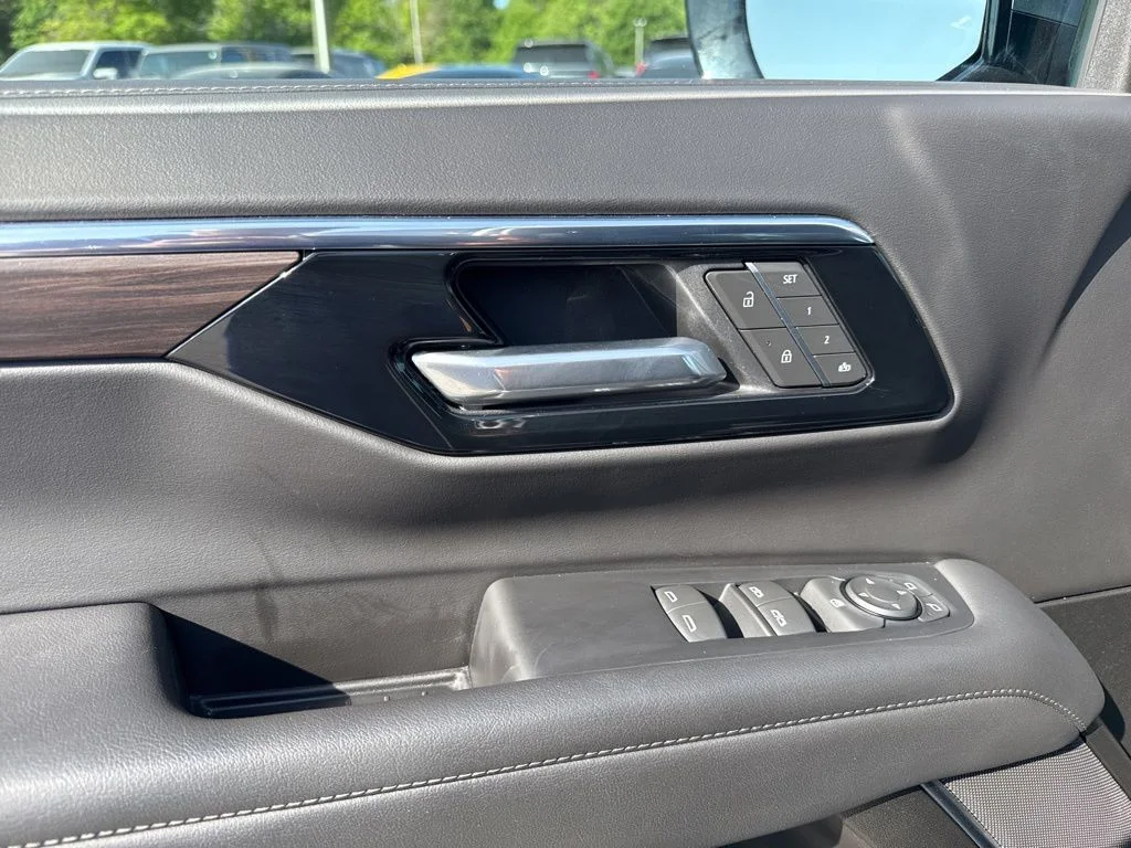 Used 2025 Gray Chevrolet Z71 image 29