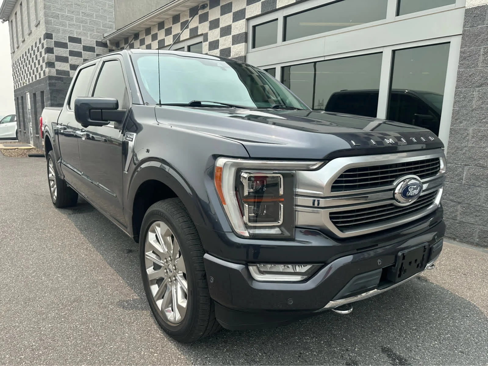 Used 2021 Smoked Quartz Metallic Tinted Clearcoat Ford Limited image 2