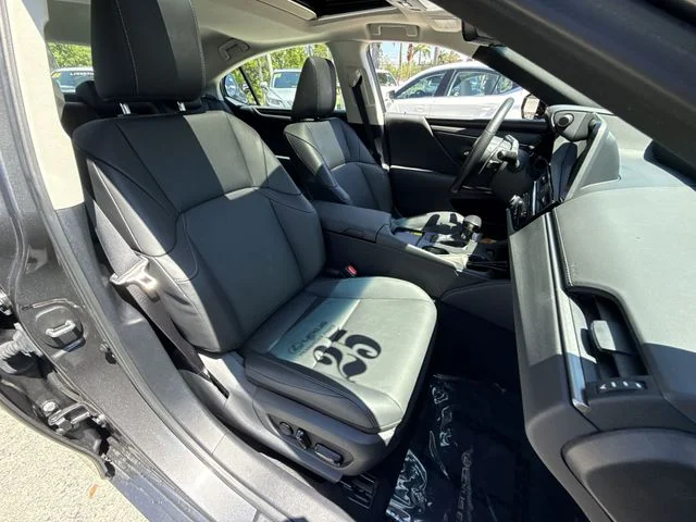 2025 Lexus ES 350 - Photo 26