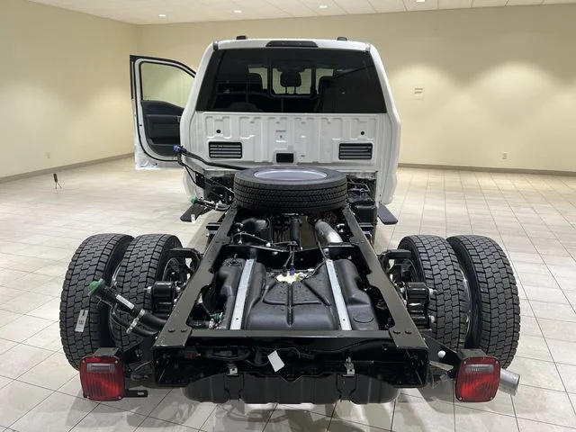 New 2027 Star White Metallic Tri-Coat Ford F-550® Platinum image 22
