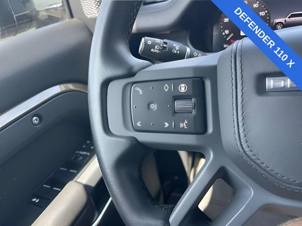 Used 2024  Land Rover X image 15