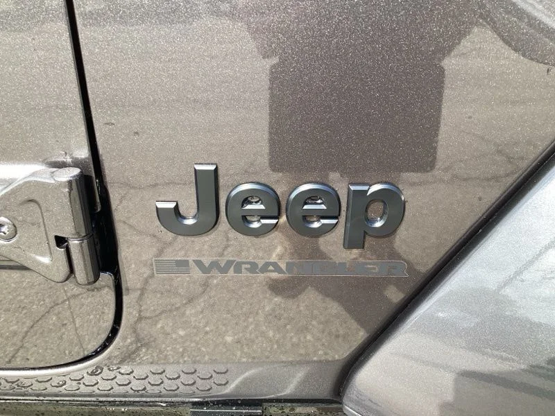 New 2026 Granite Crystal Metallic Clear-Coat Exterior Paint Jeep Sahara image 10