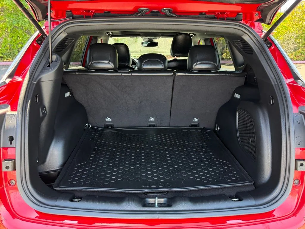 Used 2023 Redline Pearlcoat Jeep Latitude Lux image 10