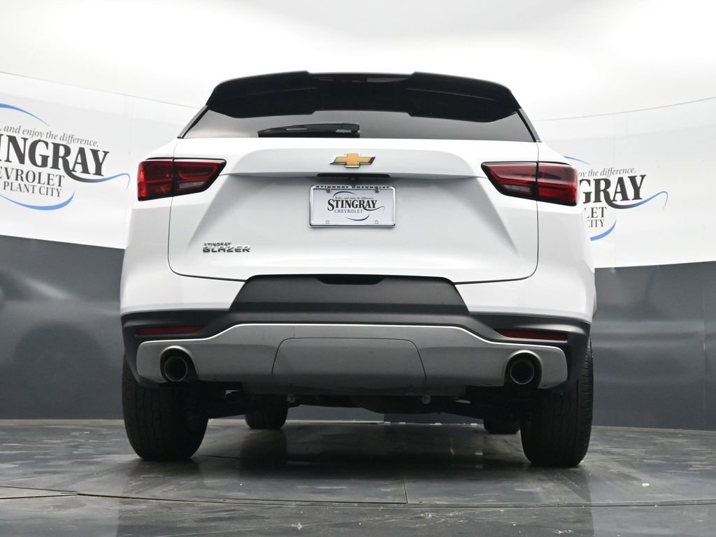 Used 2025 Summit White Chevrolet 2LT image 31