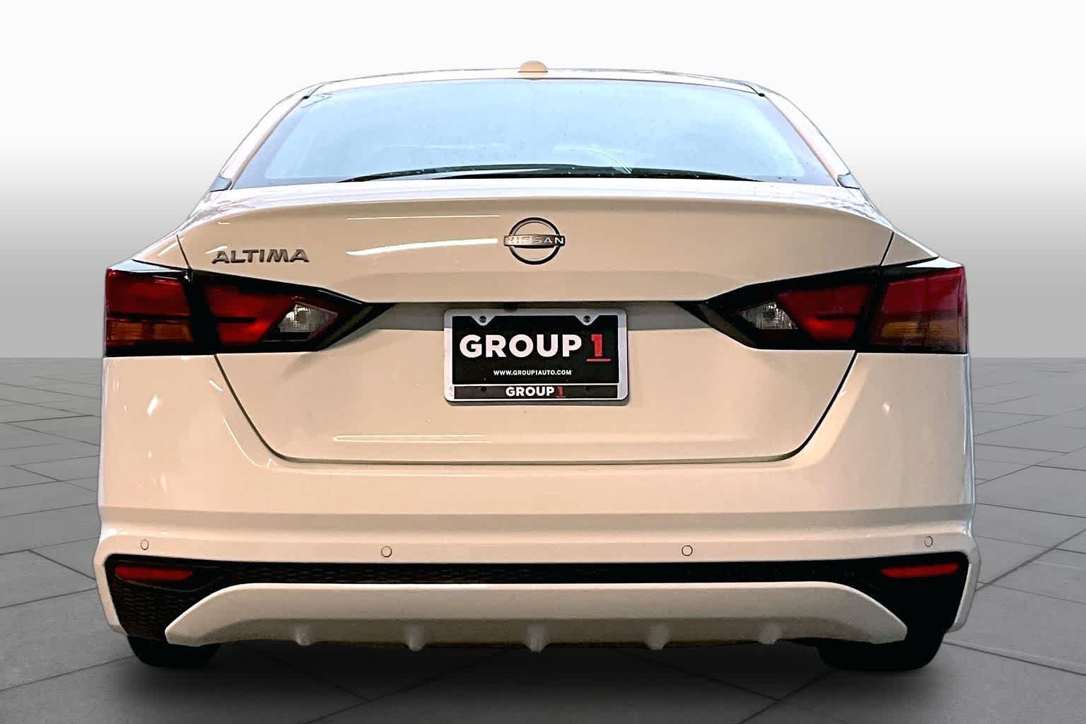 Used 2025 Glacier White Nissan SV image 5
