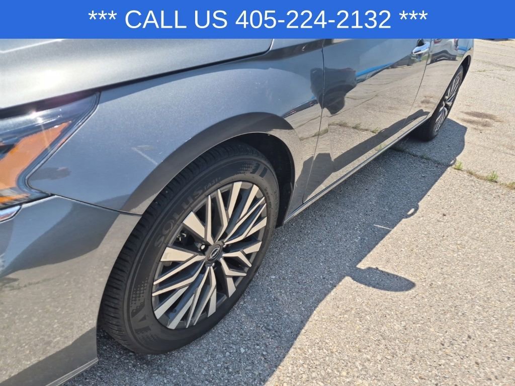Used 2025 Gray Nissan SV image 3