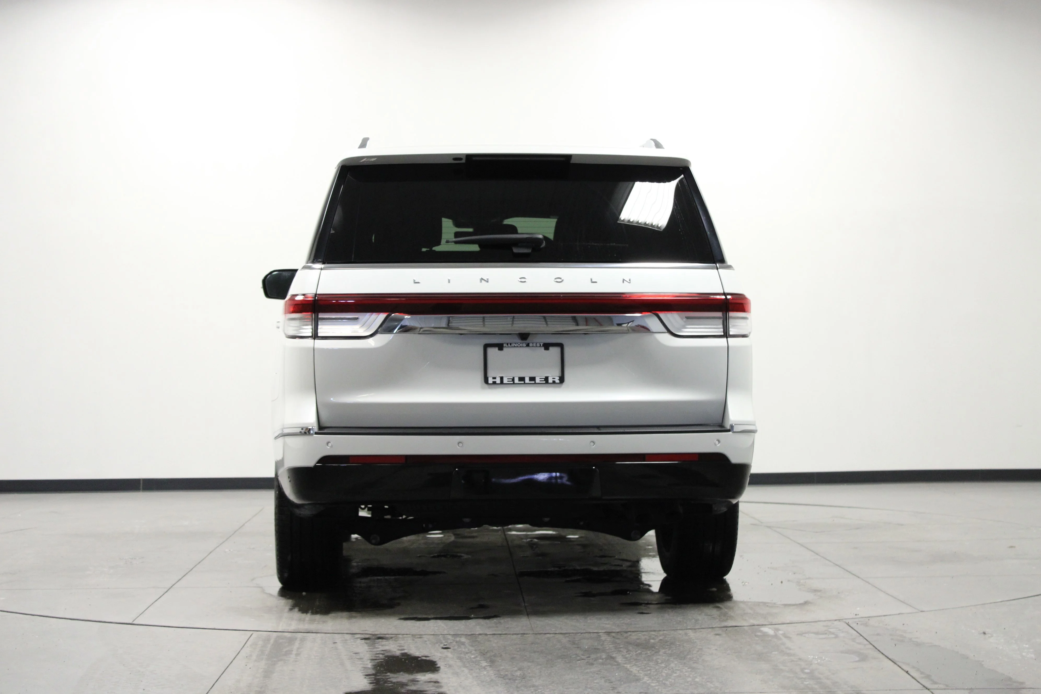 Used 2023 White Metallic Lincoln Reserve image 5