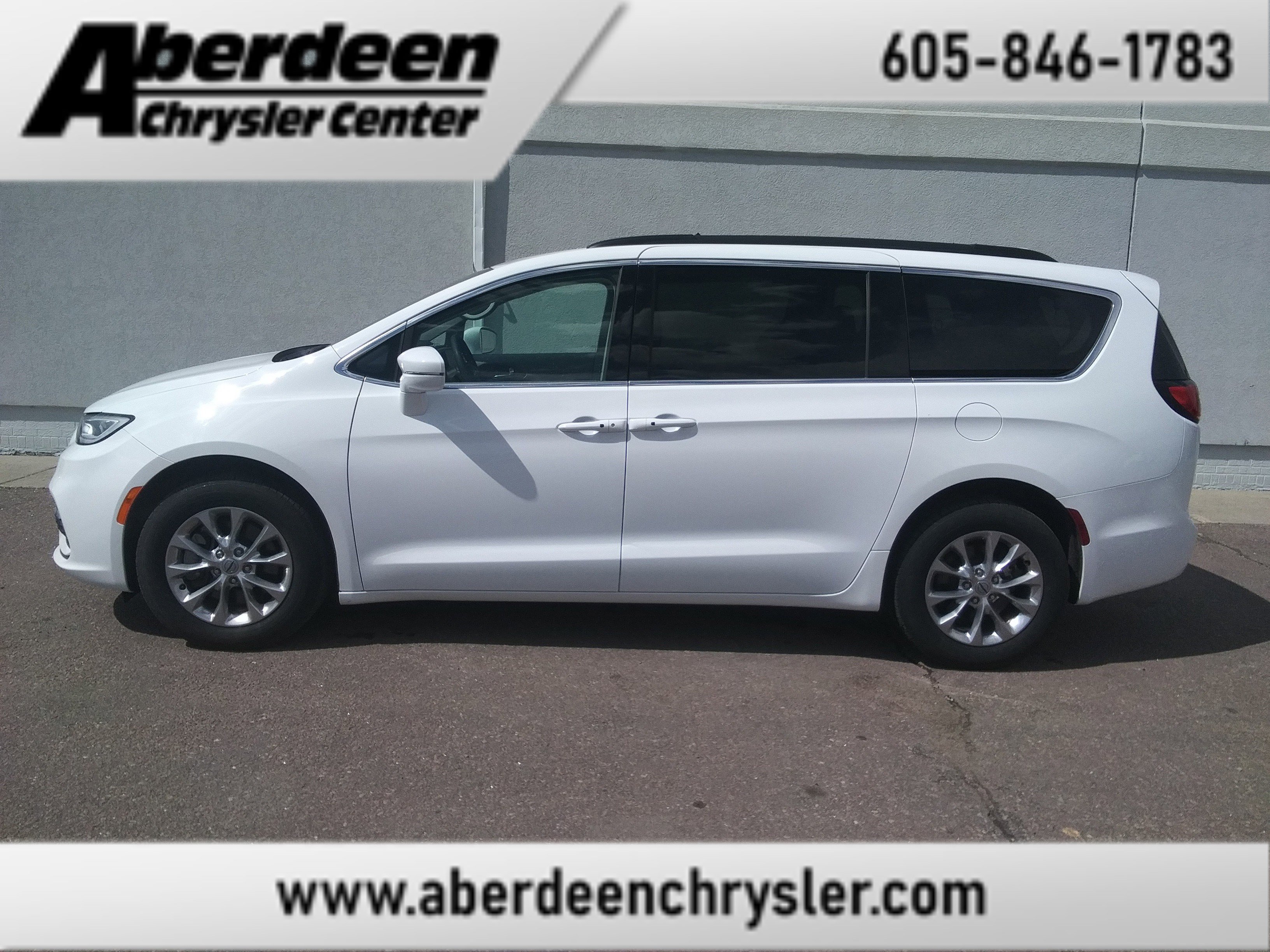 2022 Chrysler Pacifica Touring L's photo
