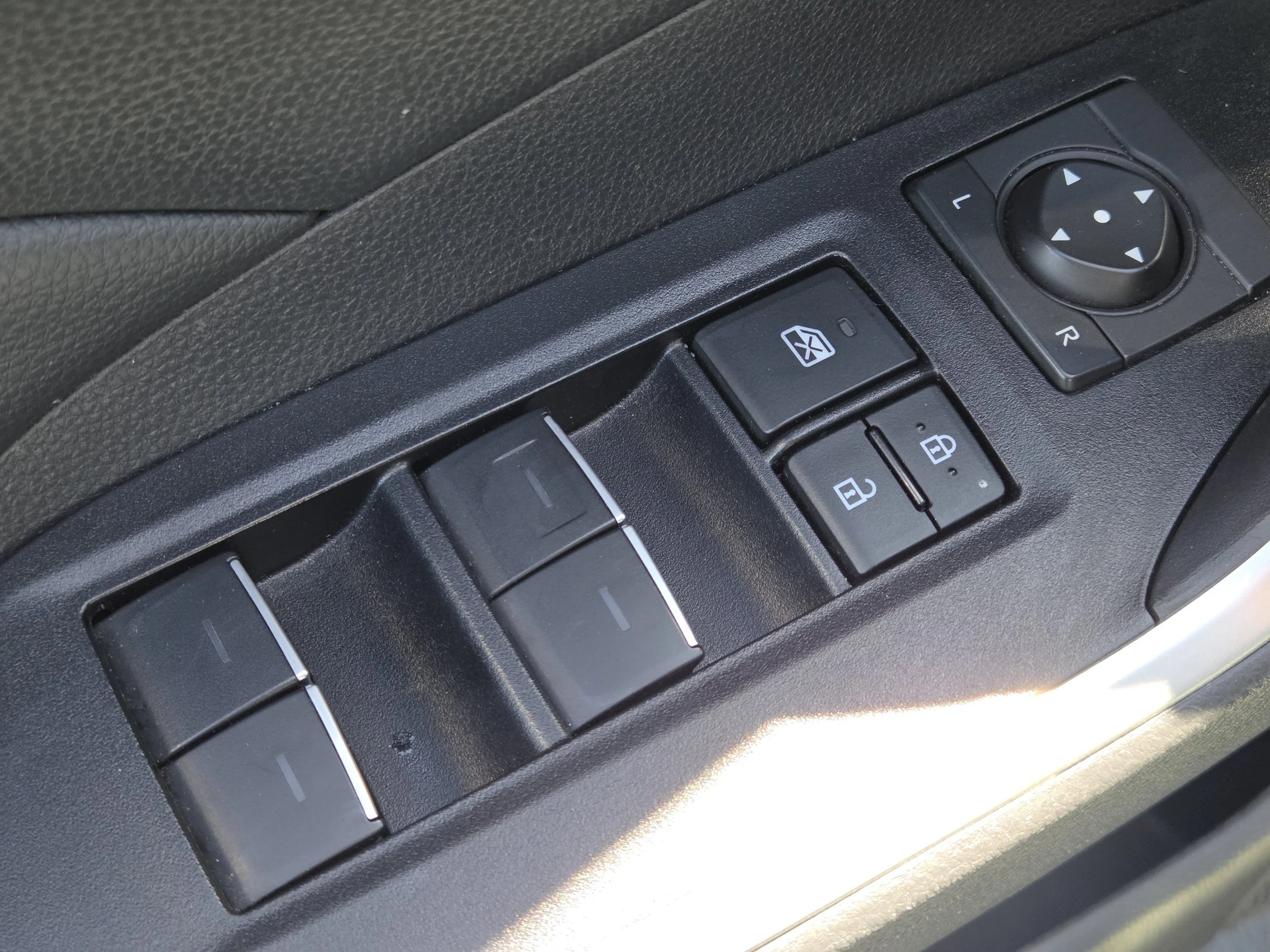 Used 2025 Silver Sky Metallic Toyota XLE image 31