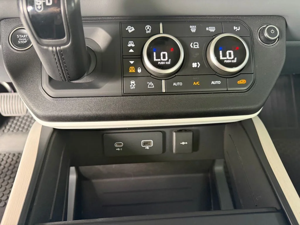 Used 2023 Fuji White Land Rover SE image 28