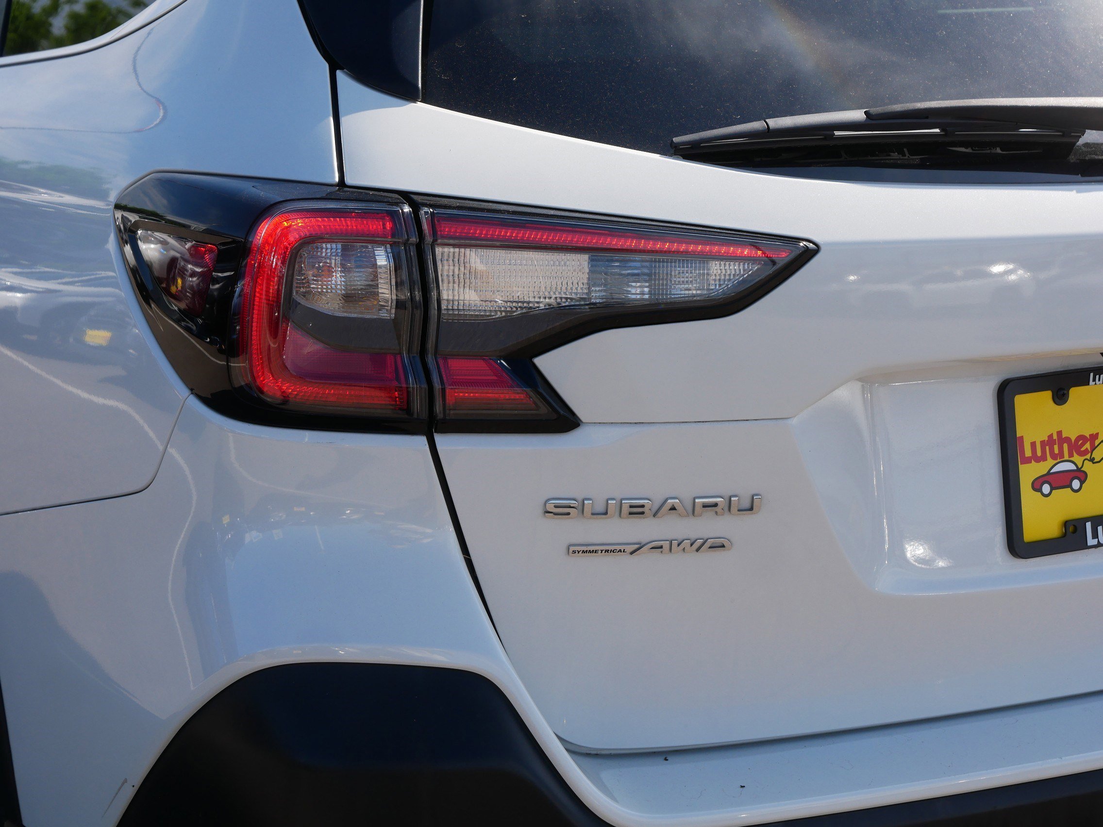 Used 2021 Crystal White Pearl Subaru Limited image 17