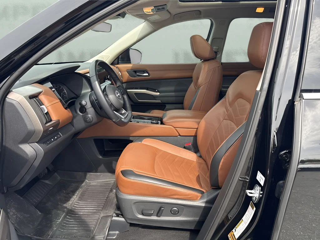 Used 2023 Black Nissan Platinum image 9