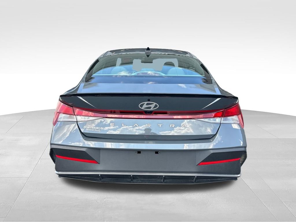 Used 2025 Gray Hyundai SEL Sport image 4