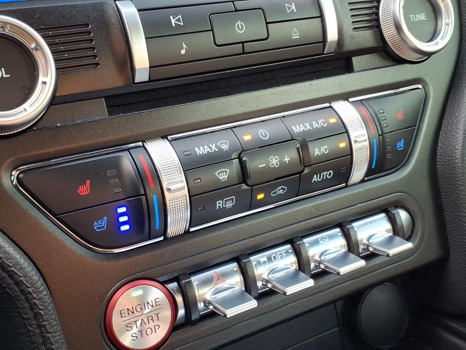 Used 2020 Magnetic Metallic Ford GT Premium image 26